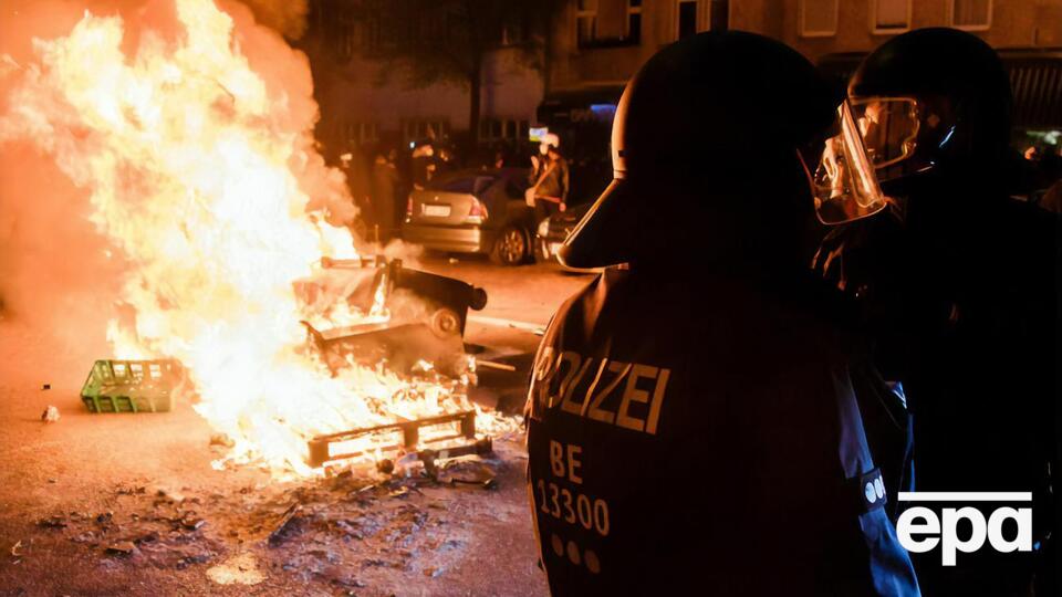 Немецкая полиция применила перцовый газ и провела задержания агрессивных участников акции
