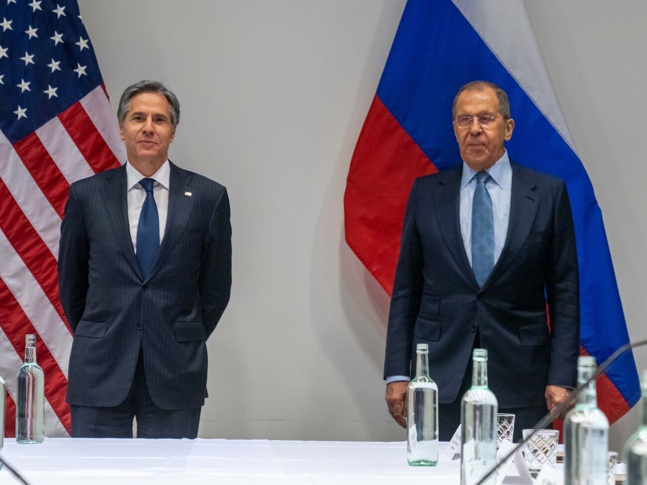 Лавров (справа) заявил, что беседа с Блинкеном (слева) "показалась ему конструктивной"