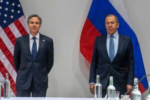 Лавров (справа) заявил, что беседа с Блинкеном (слева) "показалась ему конструктивной"