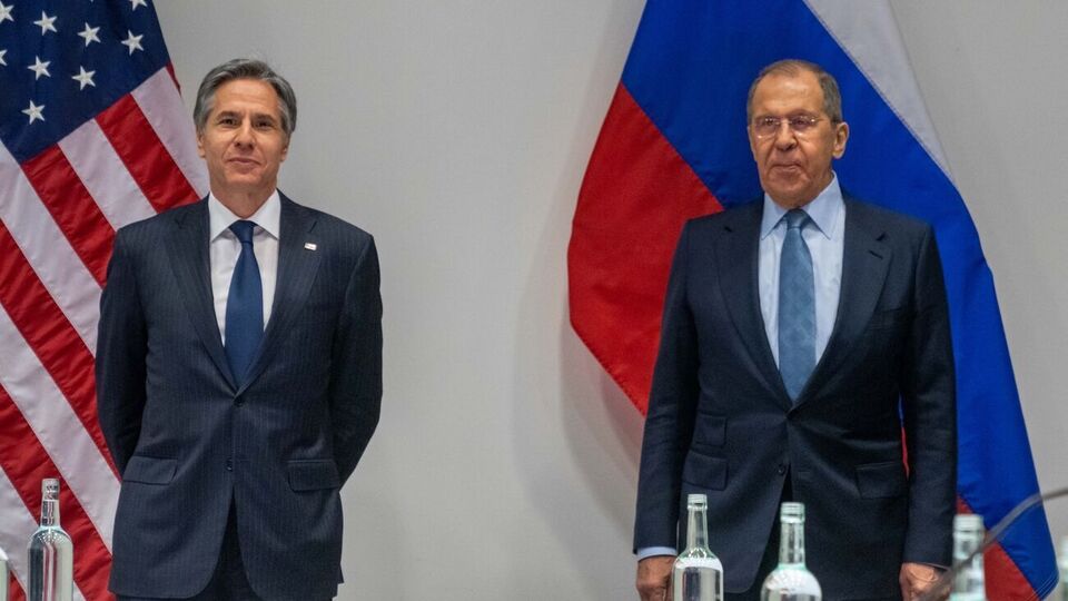 Лавров (праворуч) заявив, що бесіда з Блінкеном (зліва) "здалася йому конструктивною"