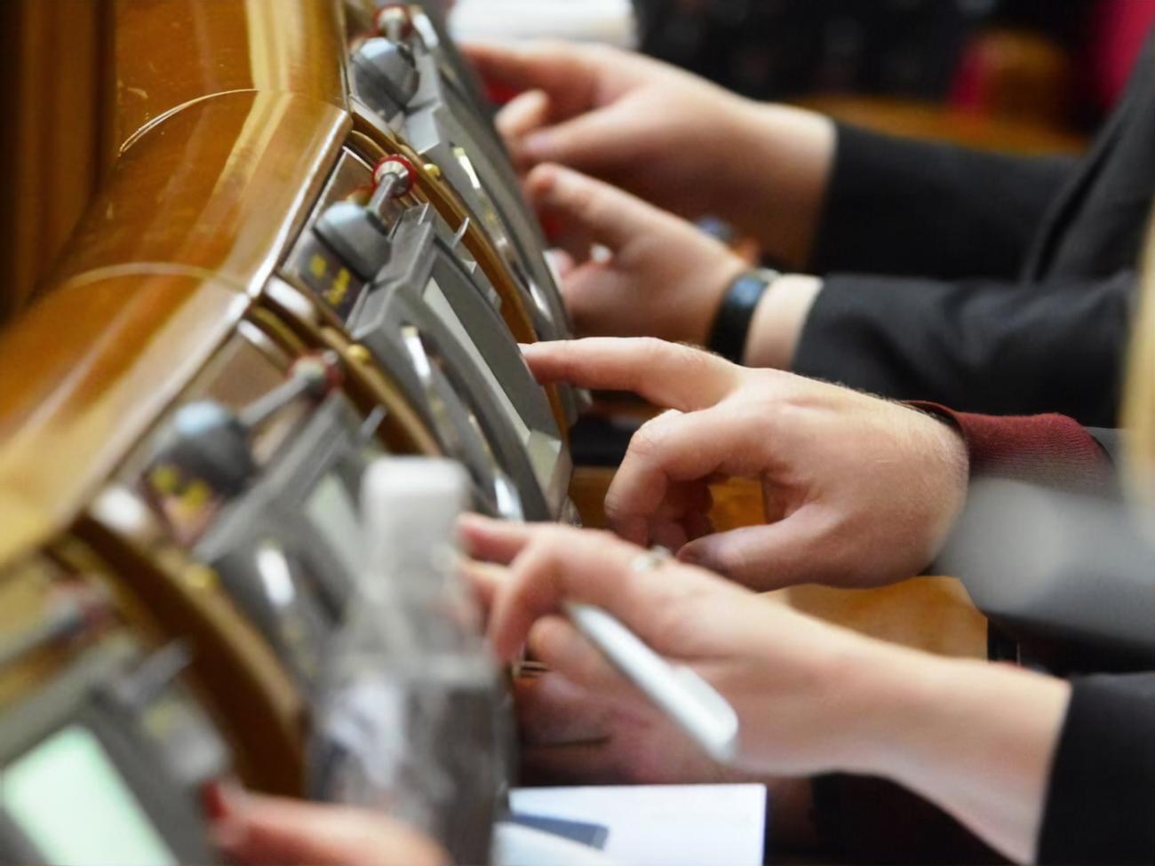 Согласно результатам опроса, в Верховную Раду проходят пять партий