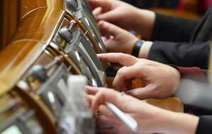 Согласно результатам опроса, в Верховную Раду проходят пять партий