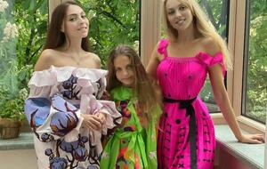 Полякова с дочерями выбрала платья-вышиванки от дизайнера Магдыч