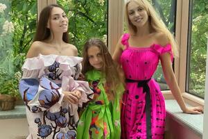 Полякова с дочерями выбрала платья-вышиванки от дизайнера Магдыч