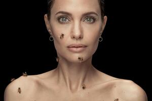 Джоли приняла участие в фотопроекте, чтобы привлечь внимание к гибели пчел