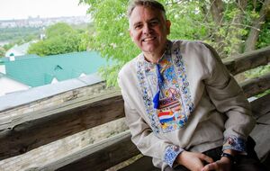 Сам посол также надел украинскую вышиванку