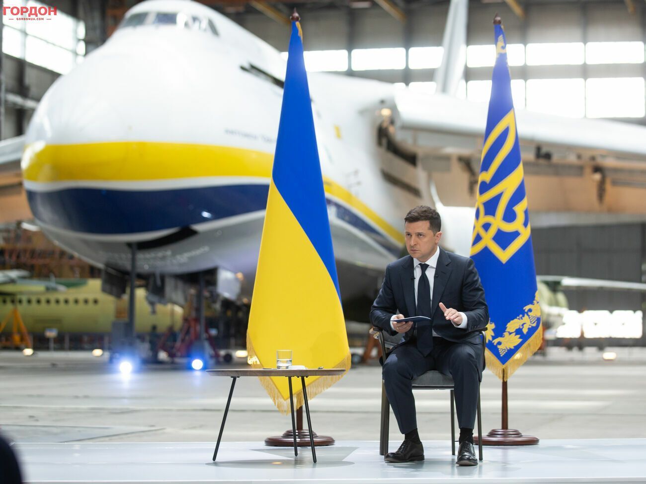Самолеты, журналисты и президент. Зеленский провел большую пресс-конференцию на авиазаводе. Фоторепортаж