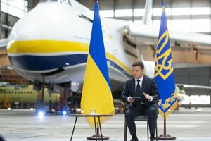 Самолеты, журналисты и президент. Зеленский провел большую пресс-конференцию на авиазаводе. Фоторепортаж