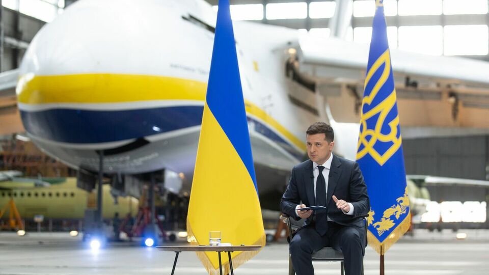 Самолеты, журналисты и президент. Зеленский провел большую пресс-конференцию на авиазаводе. Фоторепортаж