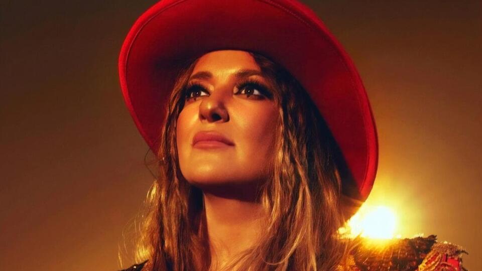 Відеоробота на пісню "До дна" символізує початок пристрасного періоду в житті Могилевської