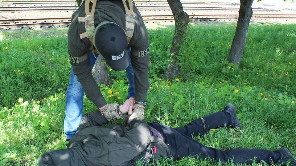 По данным СБУ, агента поймали на горячем во время фотографирования колонны военной техники одного из подразделений ВСУ