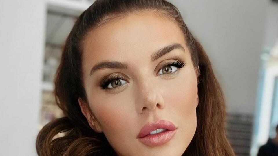 Седокова, глядя на Джоли, заговорила о своих деньгах