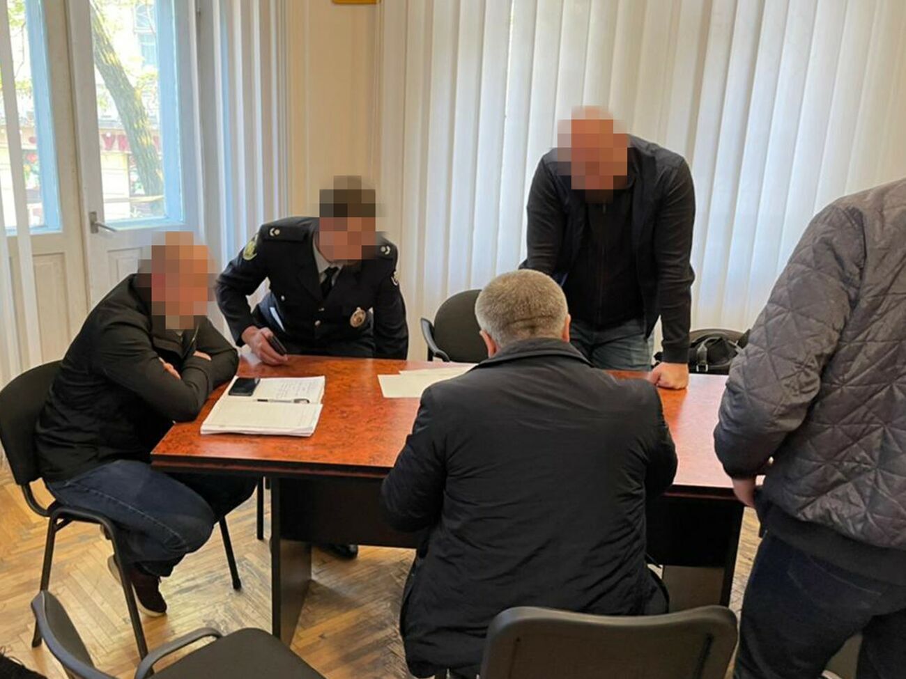 Сейчас проводятся обыски по месту работы и по адресам проживания участников группировки