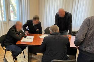 Сейчас проводятся обыски по месту работы и по адресам проживания участников группировки