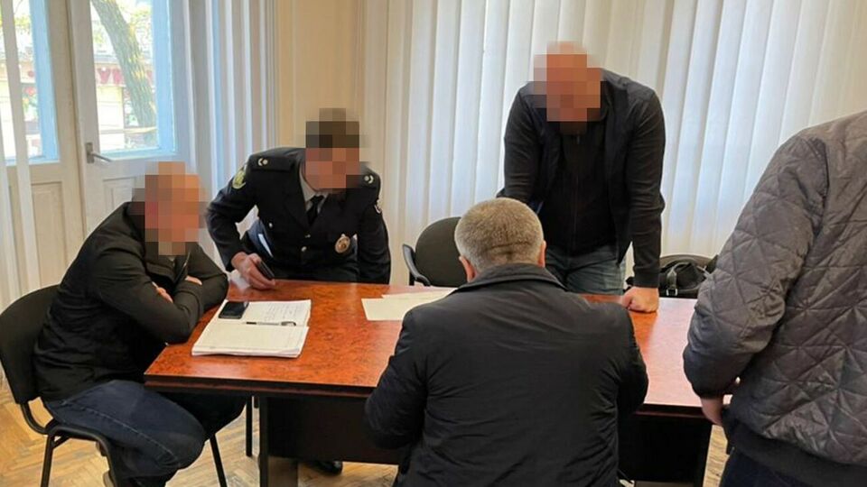 Сейчас проводятся обыски по месту работы и по адресам проживания участников группировки