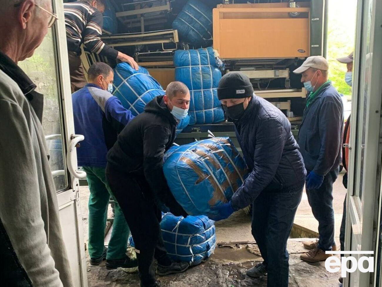 Общий вес гуманитарного груза составил около 10 тонн