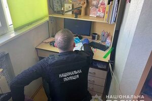 Під час обшуків у зловмисника вилучили комп'ютерну техніку, мобільний телефон і флеш-накопичувачі