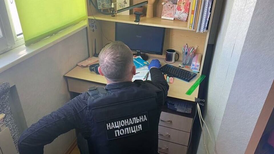 Під час обшуків у зловмисника вилучили комп'ютерну техніку, мобільний телефон і флеш-накопичувачі