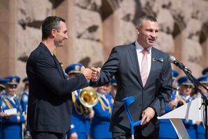 Віталій Кличко (праворуч) заявив, що не бачить сенсу його братові Володимиру повертатися в бокс