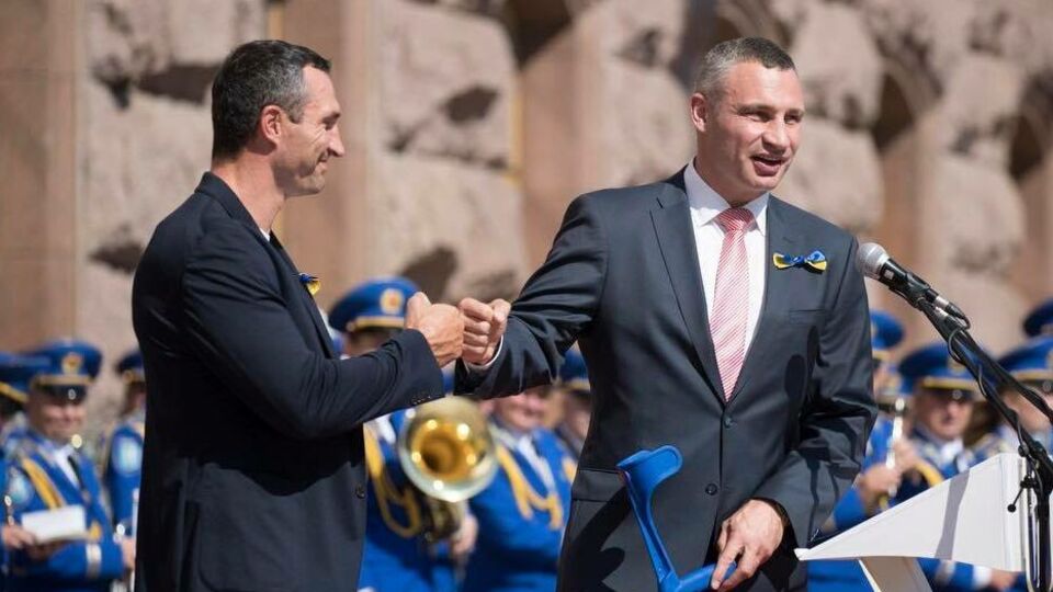 Віталій Кличко (праворуч) заявив, що не бачить сенсу його братові Володимиру повертатися в бокс