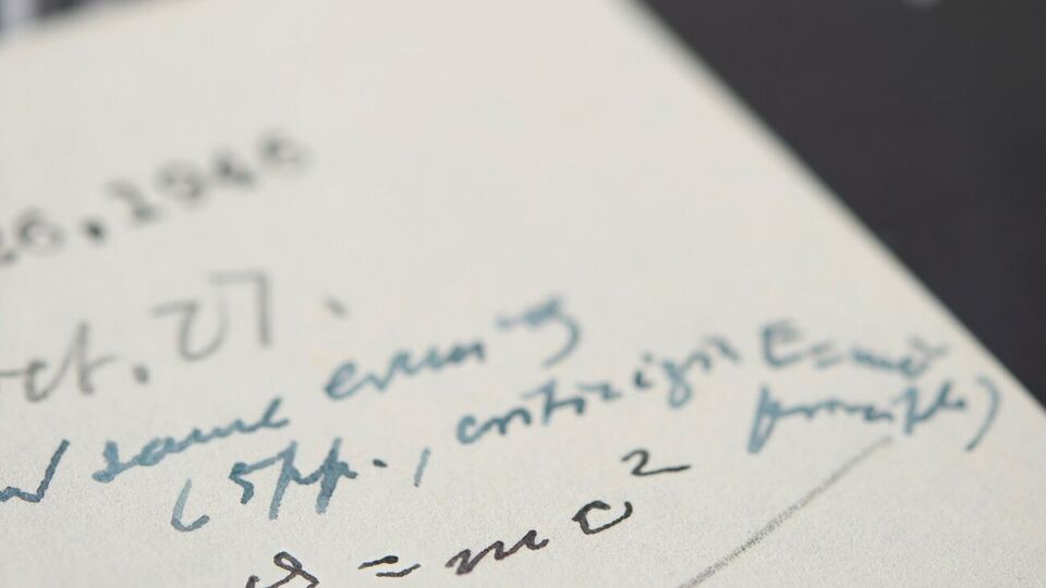 В мире известны четыре копии формулы эквивалентности массы и энергии, написанные рукой Эйнштейна