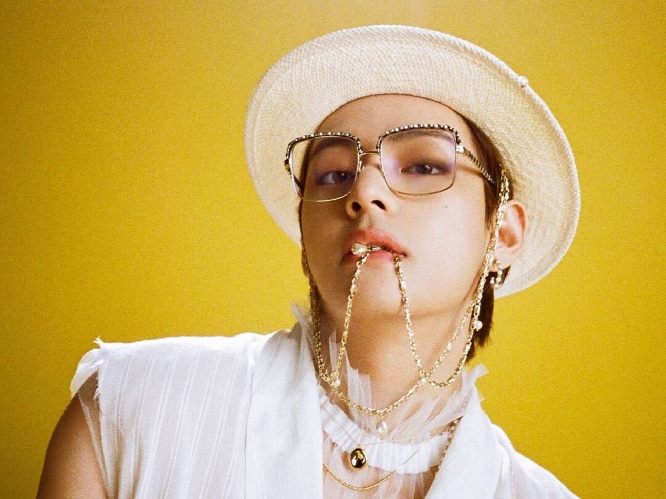 Ким Тэхен несколько раз появляется в клипе в шляпе украинского дизайнера Руслана Багинского