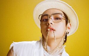 Ким Тэхен несколько раз появляется в клипе в шляпе украинского дизайнера Руслана Багинского