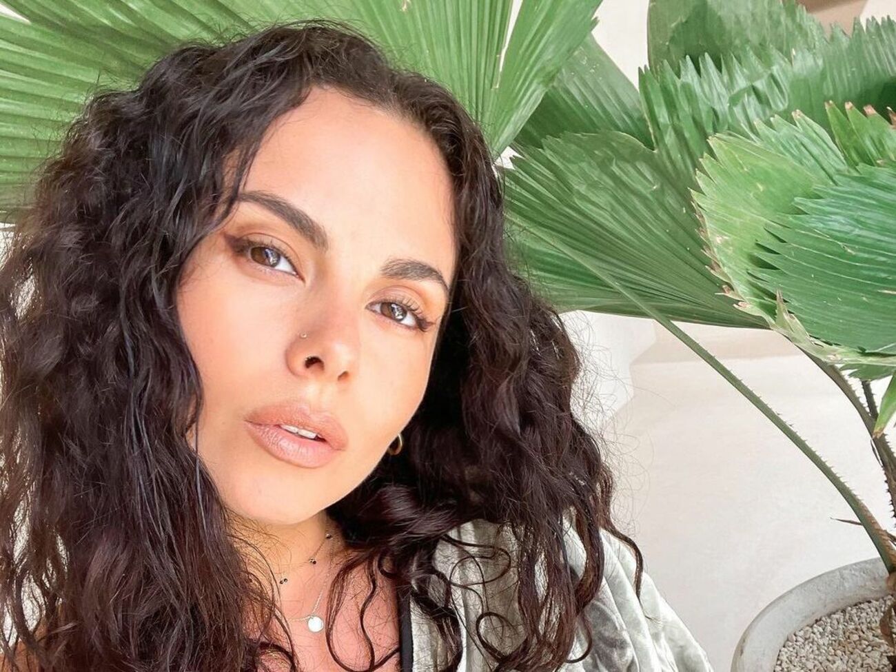 Каменских показала два образа в красном и черном платьях