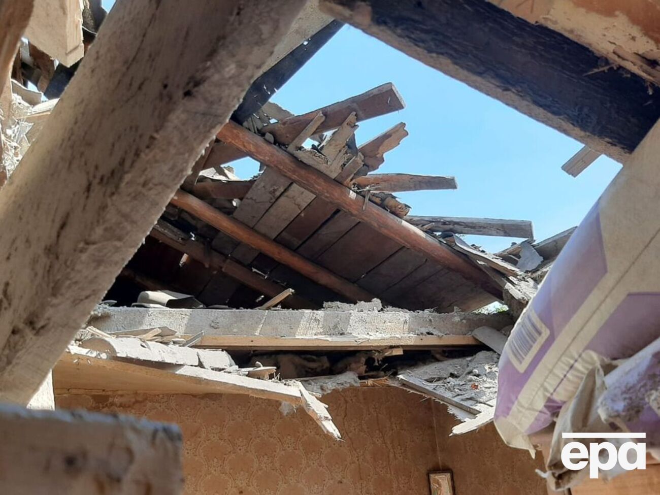 Мина попала в дом, пробила крышу и взорвалась на чердаке