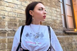 Під час пісні дочка Полякової підігравала собі на укулеле