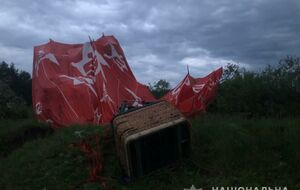 СМИ пишут, что корзина воздушного шара зацепилась за линии электросети и перевернулась