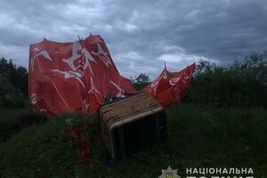ЗМІ пишуть, що кошик повітряної кулі зачепився за лінії електромережі та перекинувся