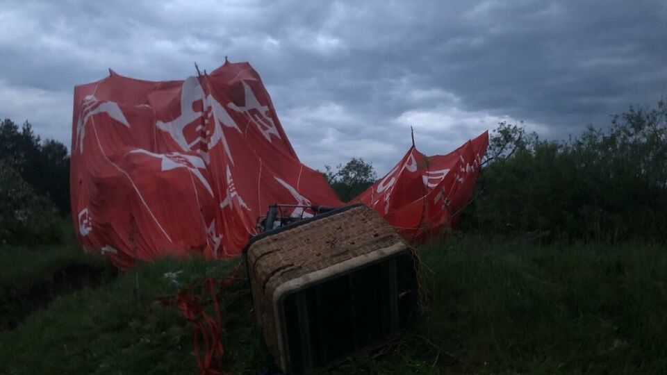 ЗМІ пишуть, що кошик повітряної кулі зачепився за лінії електромережі та перекинувся