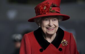 Королева украсила наряд брошью, подаренной ей в 1966 году принцем Филиппом