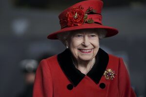 Королева украсила наряд брошью, подаренной ей в 1966 году принцем Филиппом