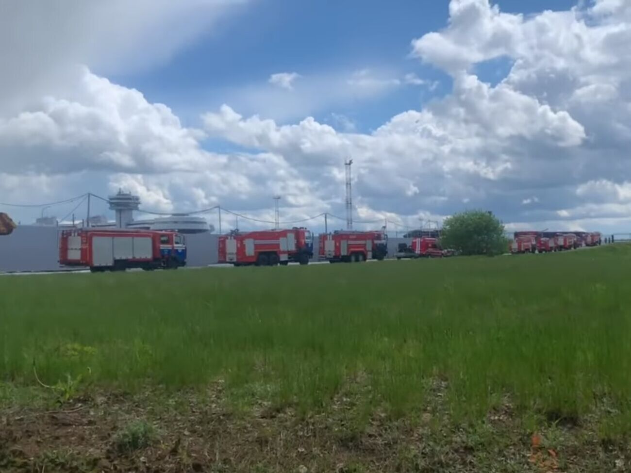 К аэропорту приехало более 10 пожарных автомобилей