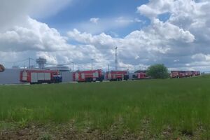 К аэропорту приехало более 10 пожарных автомобилей