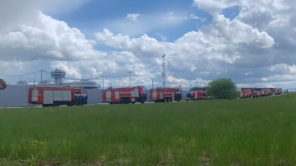 К аэропорту приехало более 10 пожарных автомобилей