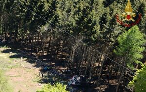 Кабина фуникулера упала на лесистый неровный участок