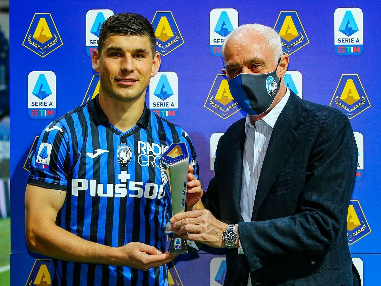 Малиновский (слева на фото) перед матчем против "Милана" получил награду лучшего игрока мая чемпионата Италии