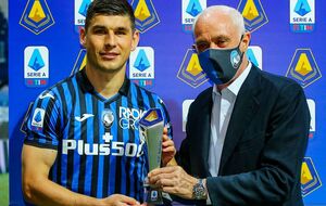 Малиновский (слева на фото) перед матчем против "Милана" получил награду лучшего игрока мая чемпионата Италии