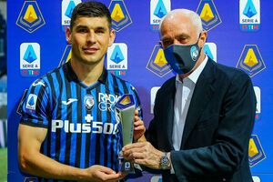 Малиновский (слева на фото) перед матчем против "Милана" получил награду лучшего игрока мая чемпионата Италии