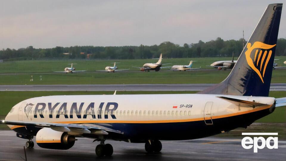Cамолет компании Ryanair проходит досмотр в аэропорту Вильнюса, сообщили в полиции Литвы