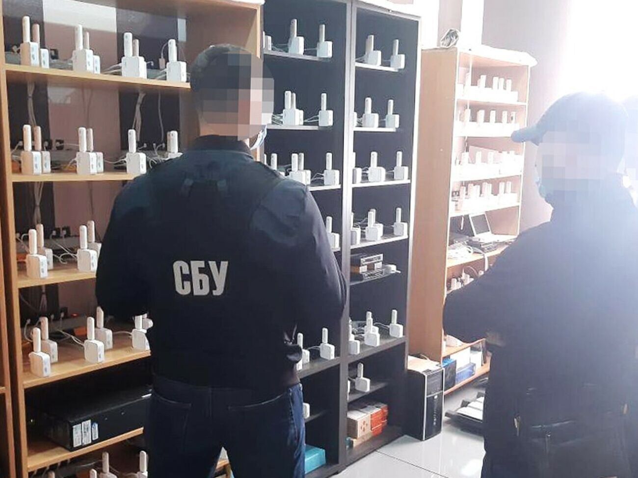 Во время обыска правоохранители изъяли компьютерную технику и телекоммуникационное оборудование