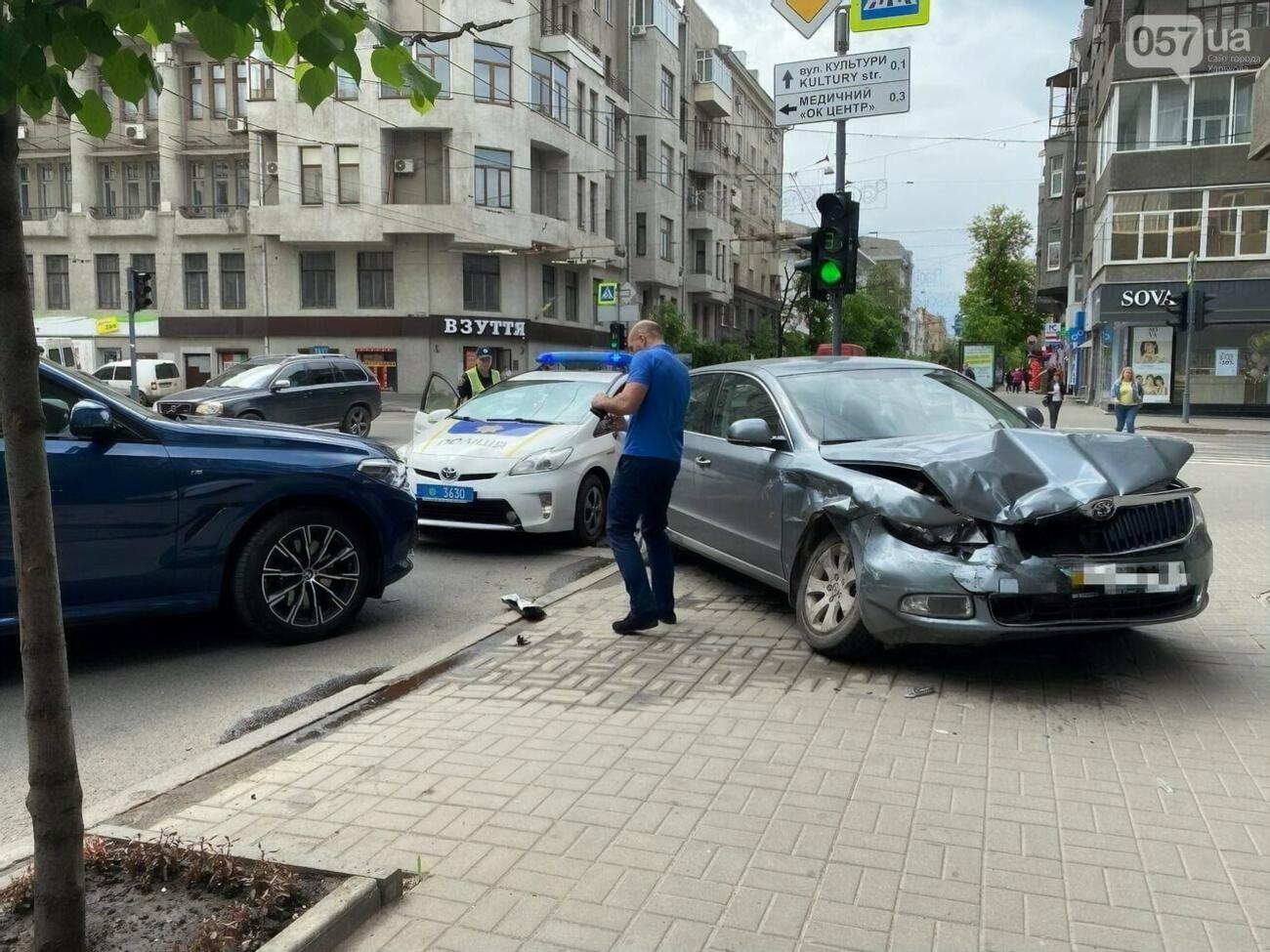 За попередньою інформацією, один автомобіль врізався в ще чотири й вилетів на тротуар