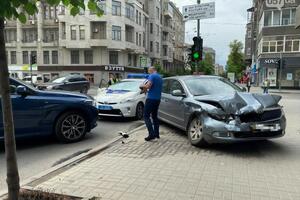 За попередньою інформацією, один автомобіль врізався в ще чотири й вилетів на тротуар