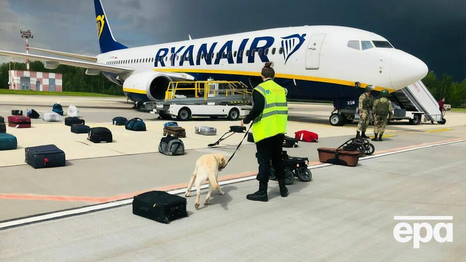 Літак Ryanair, що прямував з Афін до Вільнюса, перехопив винищувач білоруських ВПС нібито через повідомлення про мінування. Після перевірки спецслужби затримали опозиційного активіста Протасевича