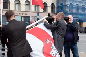 Прапор замінили міністр закордонних справ Латвії Едгарс Рінкевичс і голова Ризької думи Мартіньш Стакіс