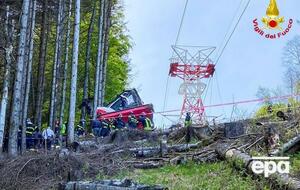 Кабина фуникулера упала в 300 метрах от вершины горы Моттароне