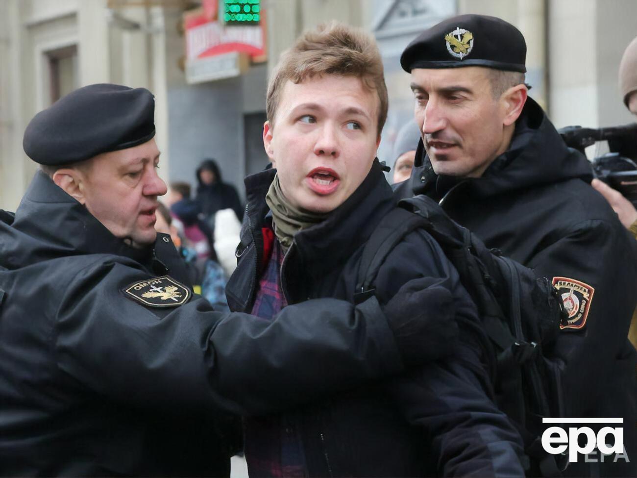 Романа Протасевича не раз задерживали на оппозиционных протестах в Беларуси, но впервые его задержание всколыхнуло весь цивилизованный мир и было приравнено к террористическому акту